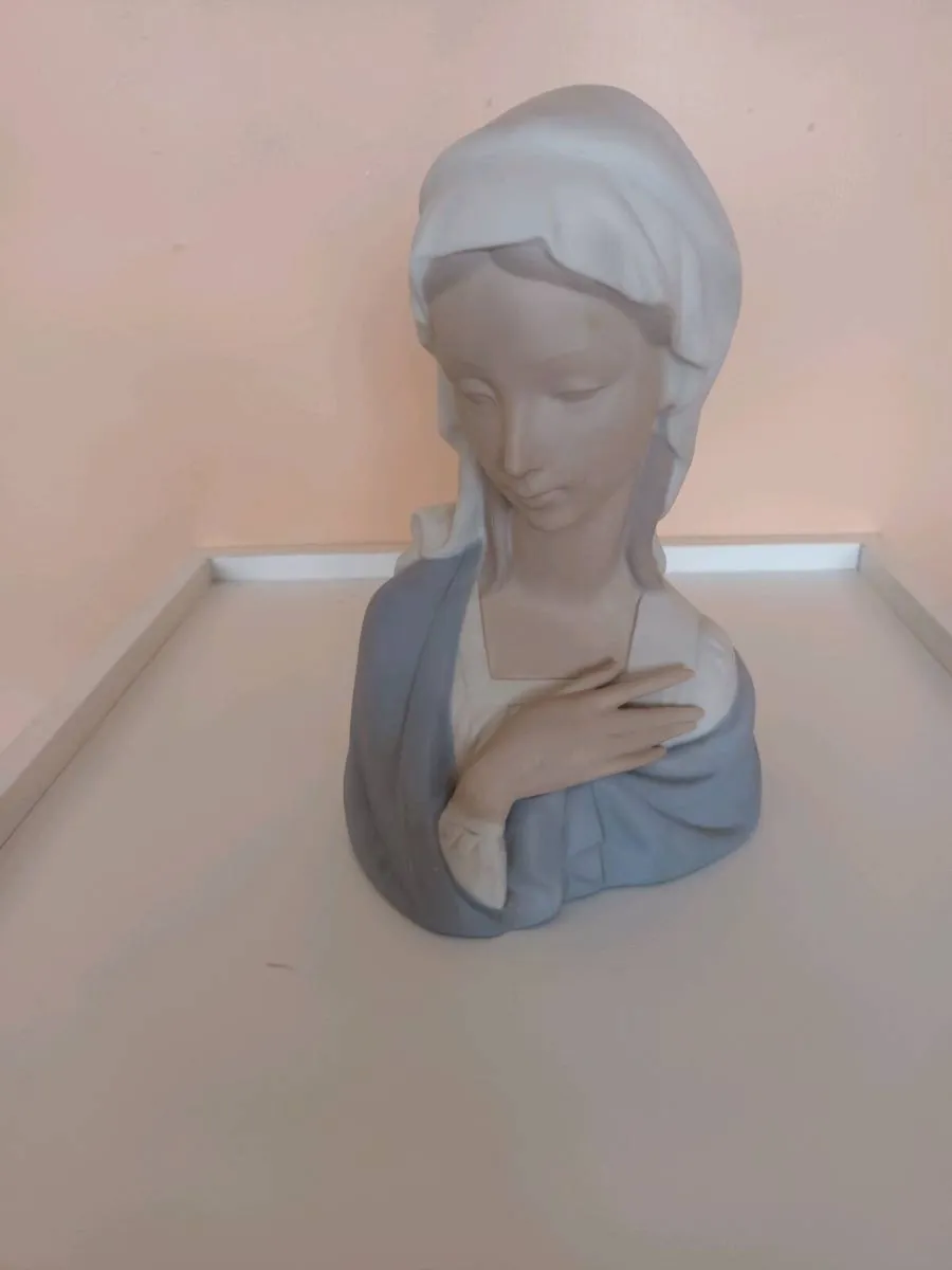Lladro  Bisque Madonna (Virgin  Mary)  Figurine - Image 3