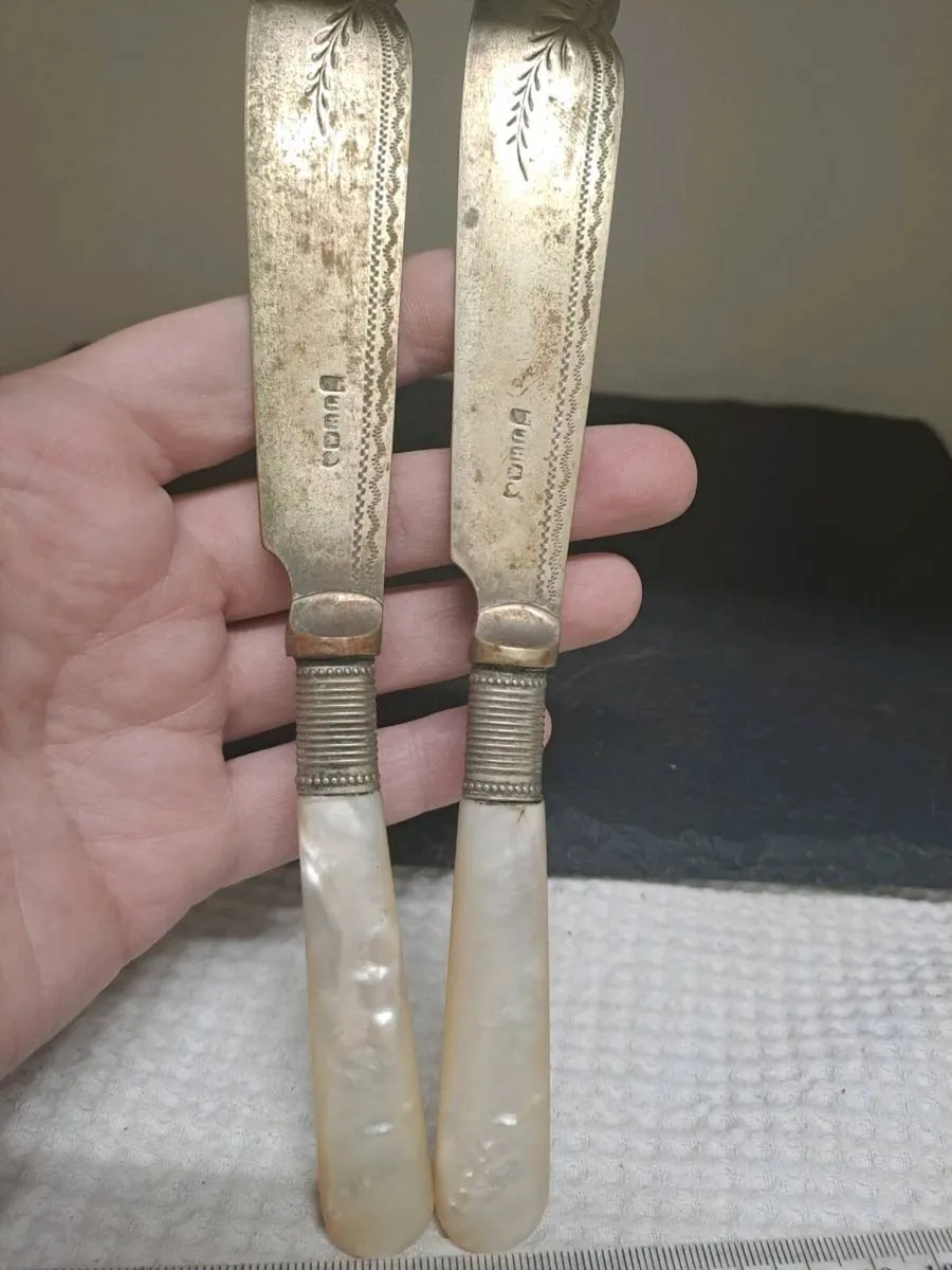 Antique Mother of Pearl fish knives - Image 1