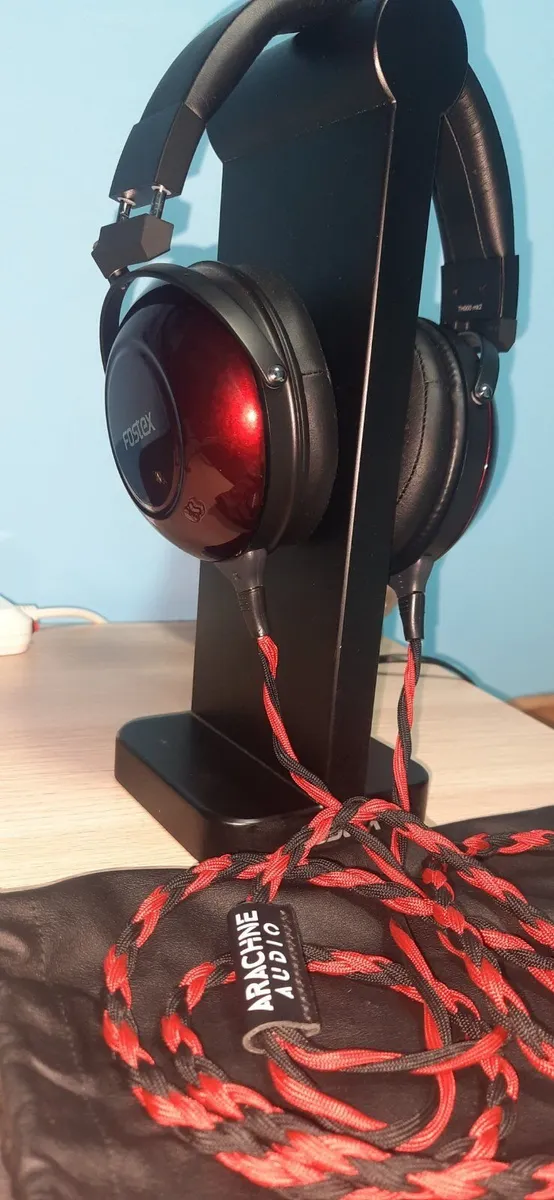 Fostex TH900 mk2 with Arachne AudioCable and Stand - Image 2
