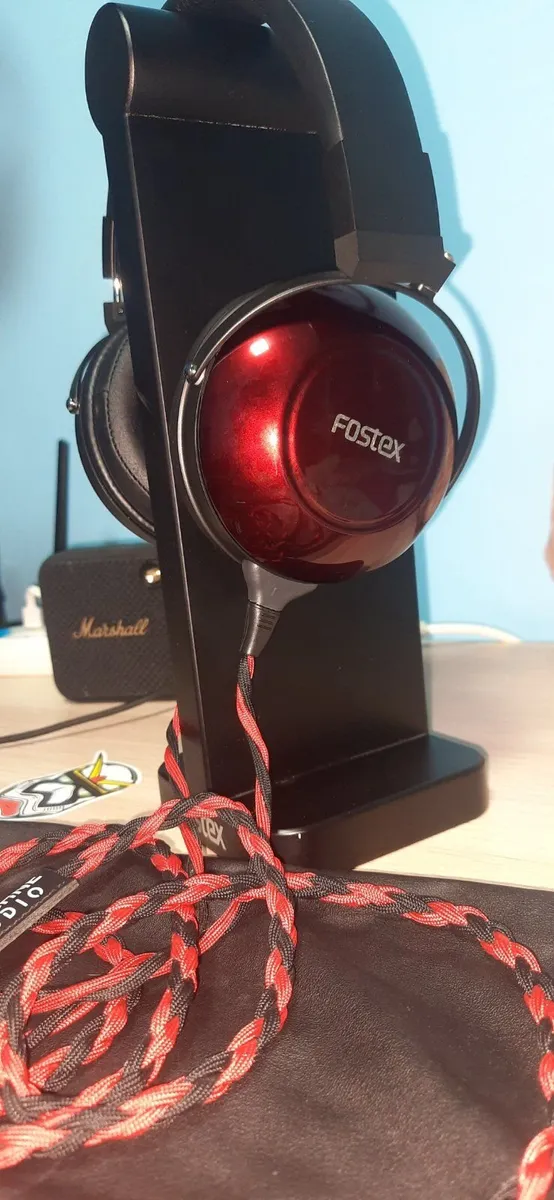 Fostex TH900 mk2 with Arachne AudioCable and Stand - Image 1