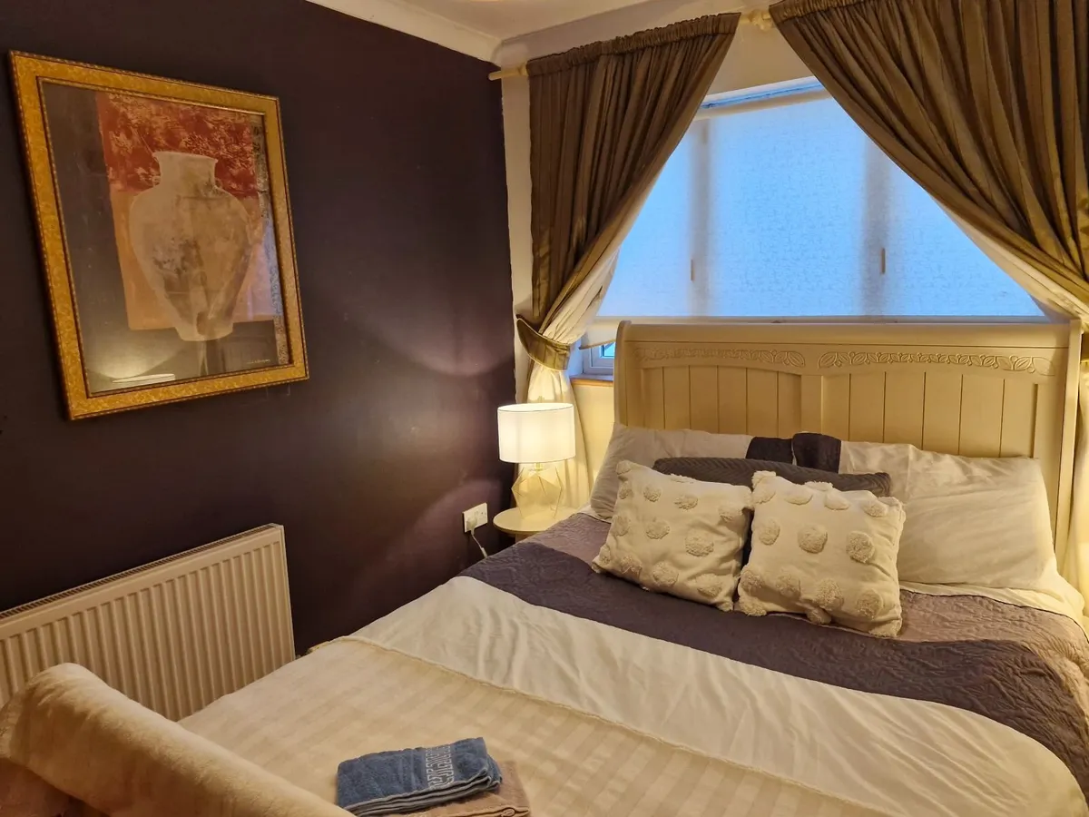 Double room to let 150 a week deposit one month - Image 1