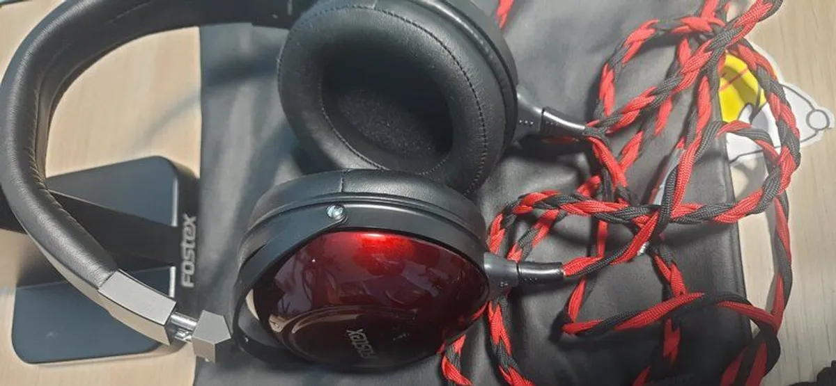 Fostex TH900 mk2 with Arachne Audio Cable and Wooden Stand - Image 3