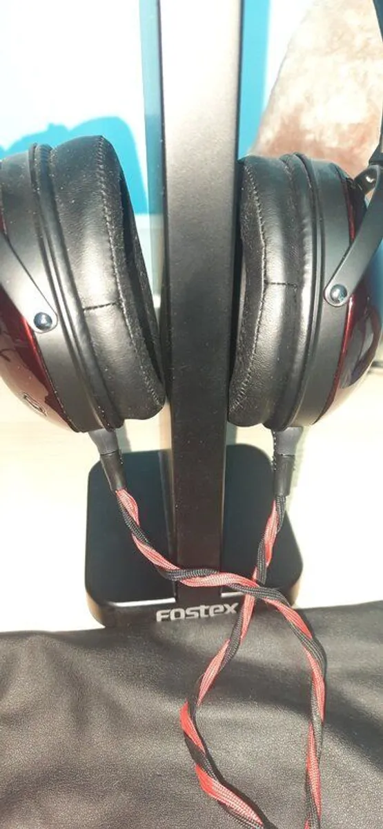 Fostex TH900 mk2 with Arachne Audio Cable and Wooden Stand - Image 4