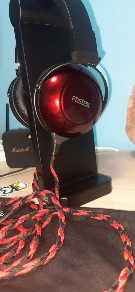 Fostex TH900 mk2 with Arachne Audio Cable and Wooden Stand - Image 1