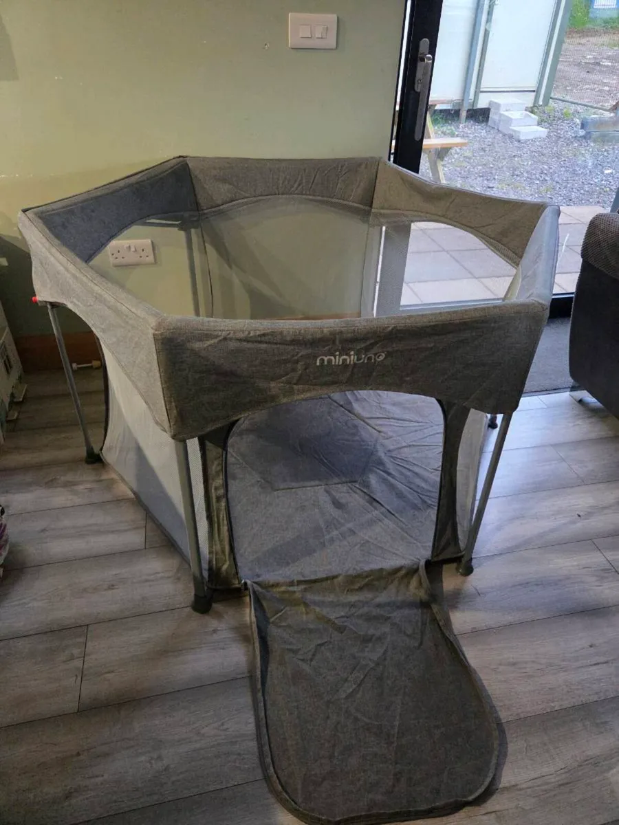 Miniuno Hexipen Folding Playpen - Image 1