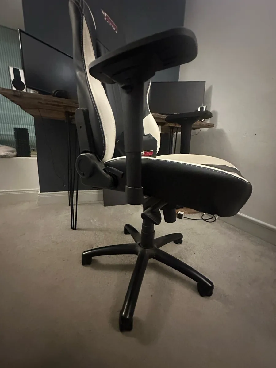 GT OMEGA GAMING CHAIR - Image 3