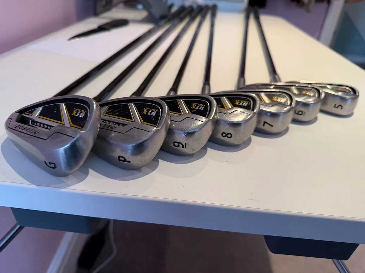 A set of golf clubs - Image 1