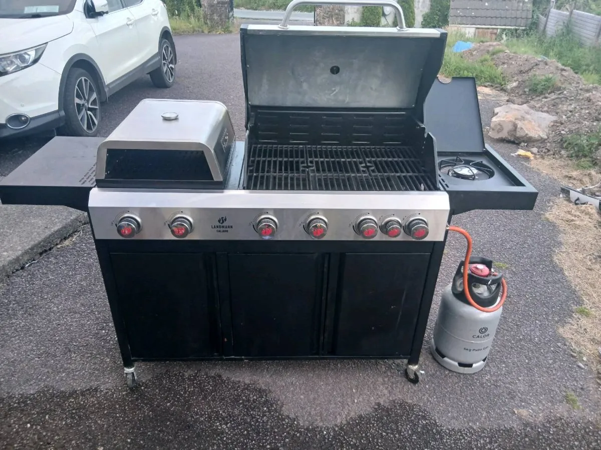 bbq with pizza oven - Image 1