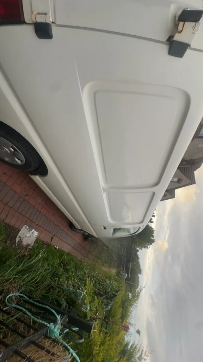 Toyota HiAce 2011 - Image 2