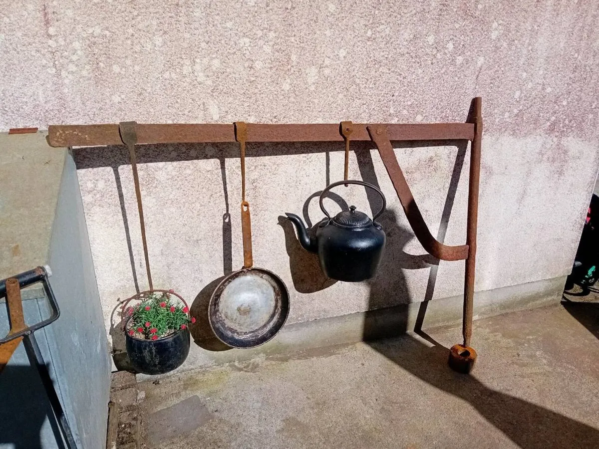 ANTIQUE AND COLLECTABLES - Image 1