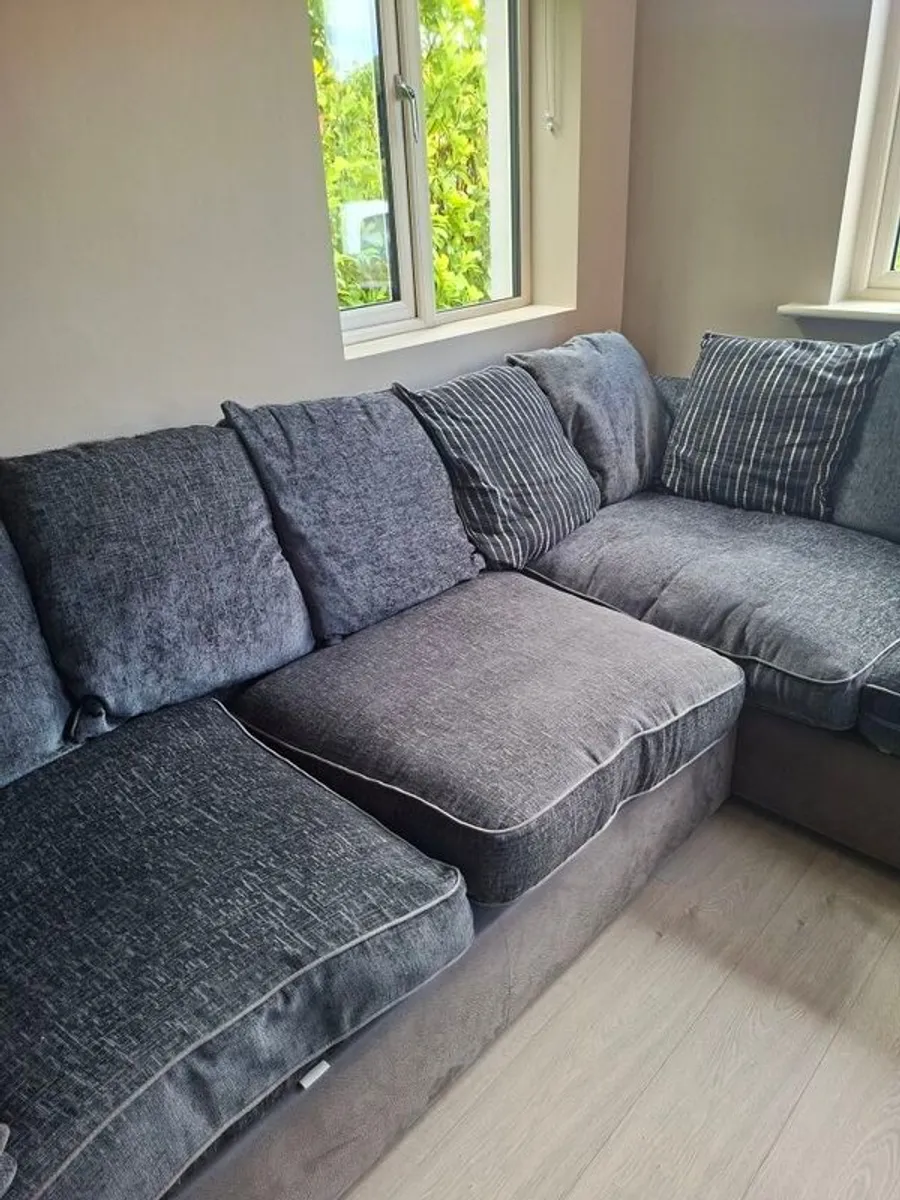 Immaculate Right-Hand Corner Sofa & Matching 2-Seater  Modern grey fabric right-hand corner sofa with matching 2-seater. - Image 4