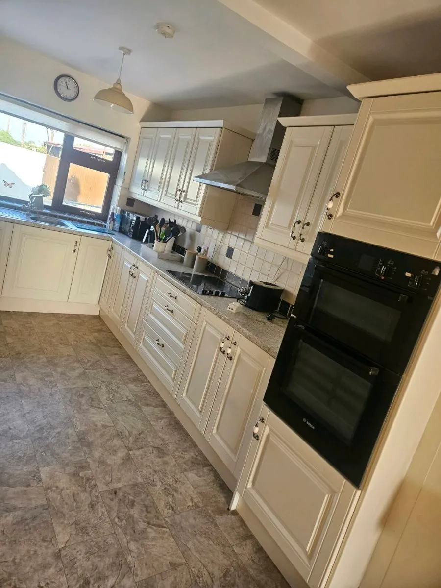 Kitchen units - Image 1