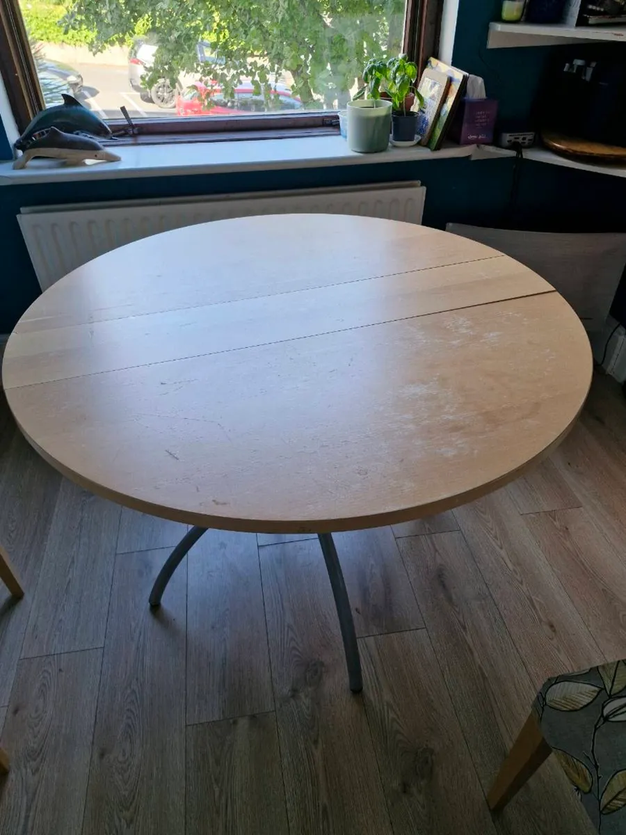 Circular folding table - Image 1