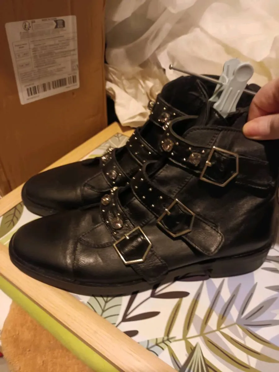 Black boots - Image 1
