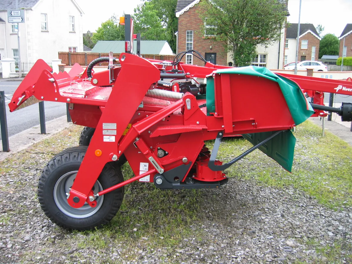 NEW KVERNELAND 4328 TRAILED 9FT MOWER CONDITIONER - Image 2