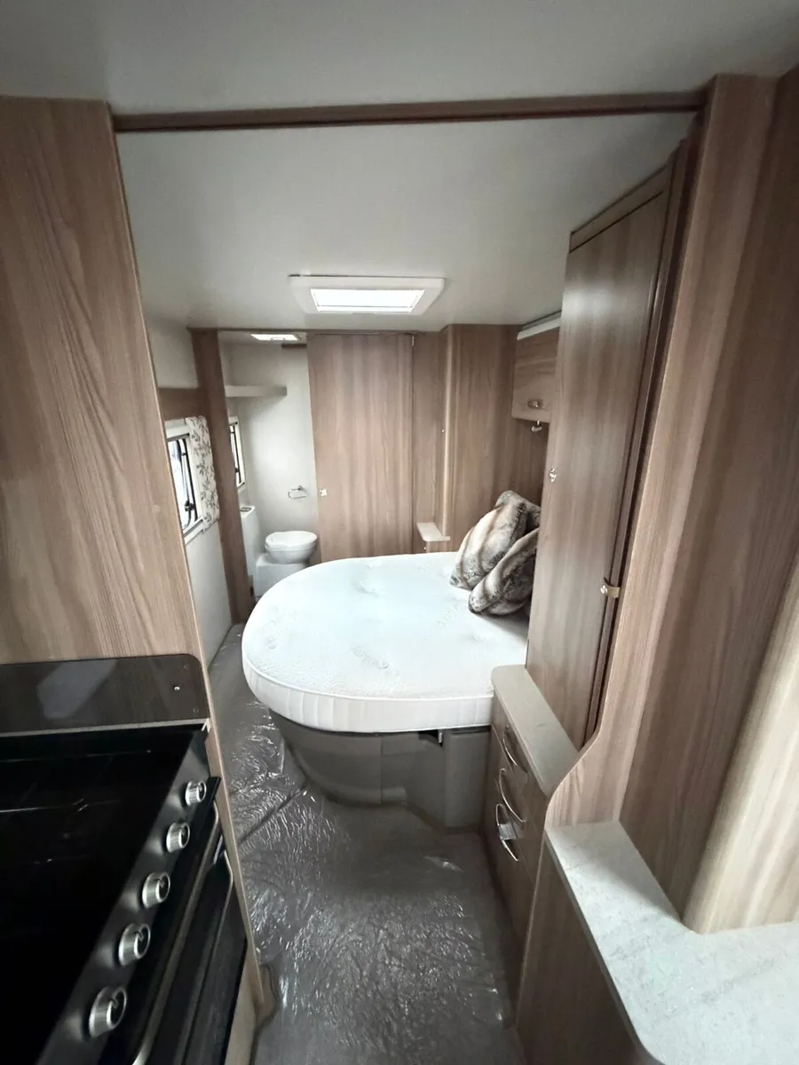 ✨STUNNING SWIFT ACE DIPLOMAT 4 BERTH ISLAND BED✨ - Image 4