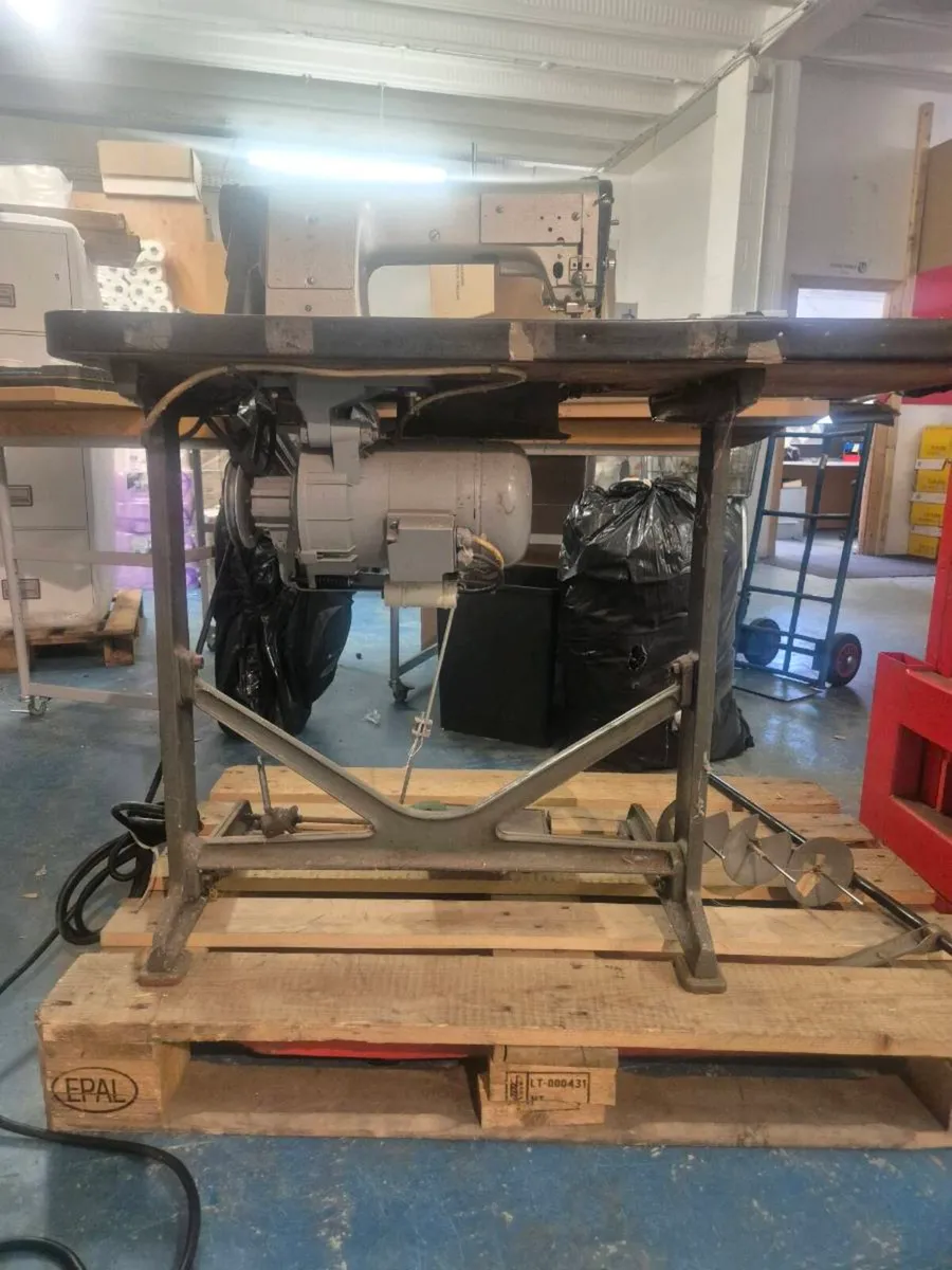 Industrial sewing machine - Image 1
