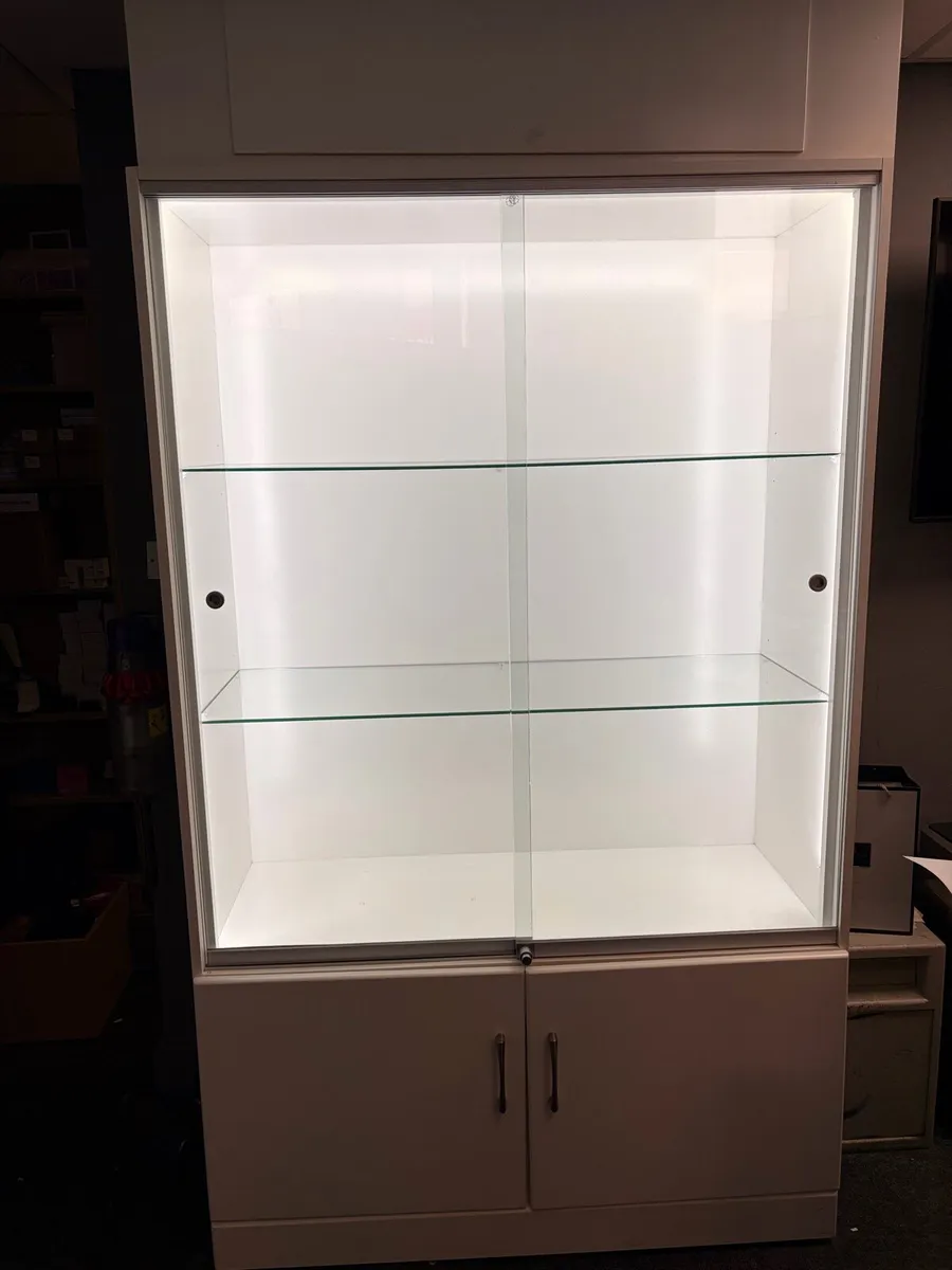 Showcase cabinet - Image 1