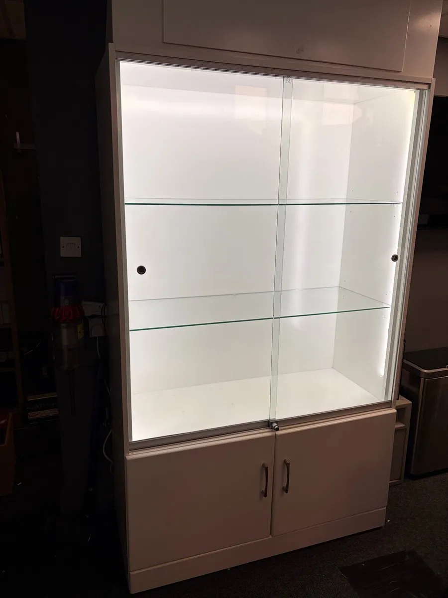 Showcase cabinet - Image 2