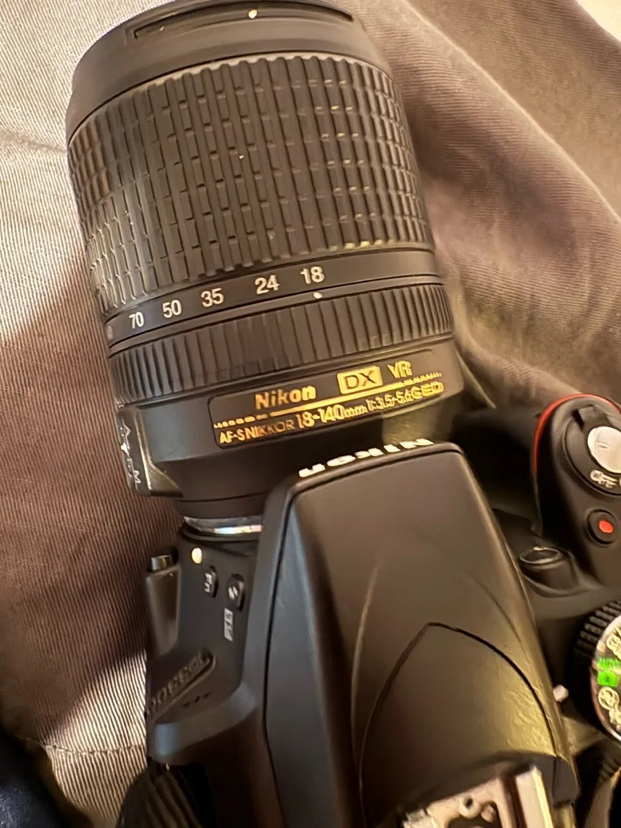 Nikon D3300 DSLR + 18-140mm VR Lens + Bag - Image 4