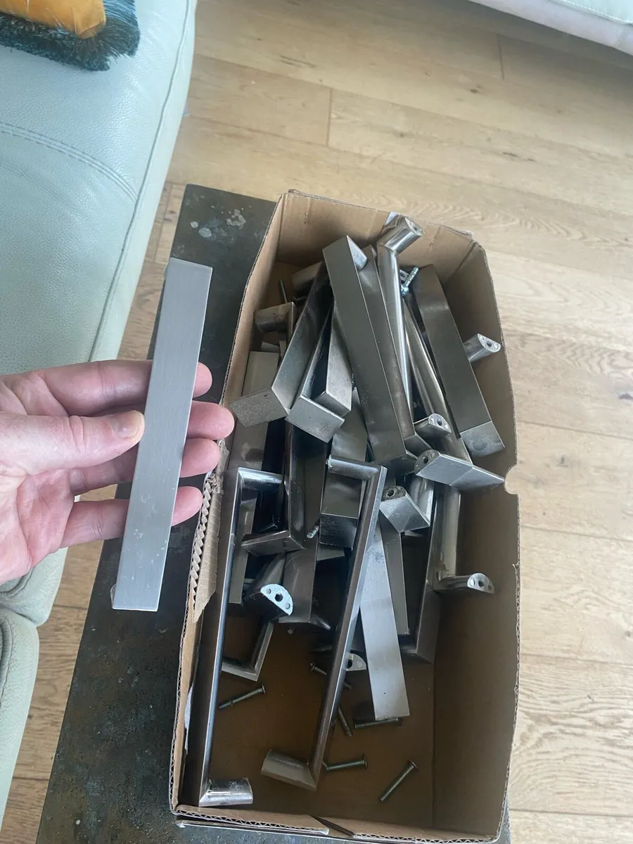 Kitchen cabinet handles - Image 1