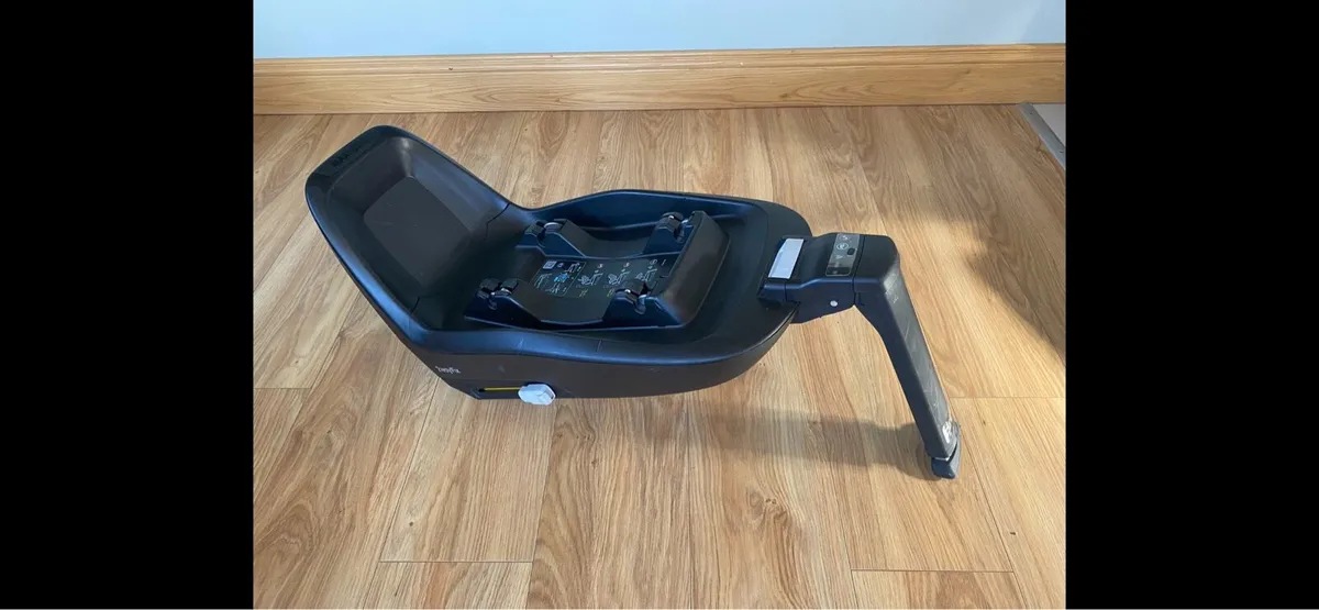 Maxi Cosi Pebble Plus Car Seat & ISO Fix Base - Image 3