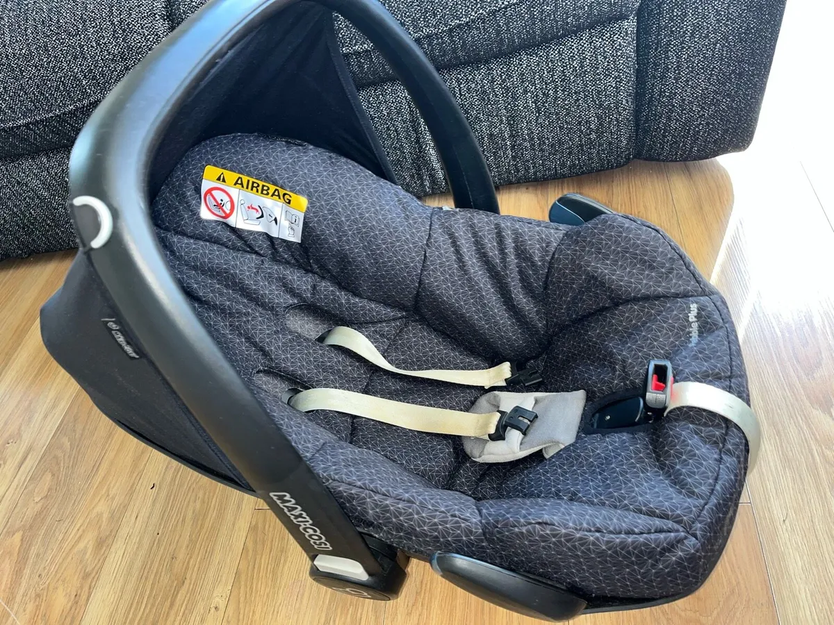 Maxi Cosi Pebble Plus Car Seat & ISO Fix Base - Image 4