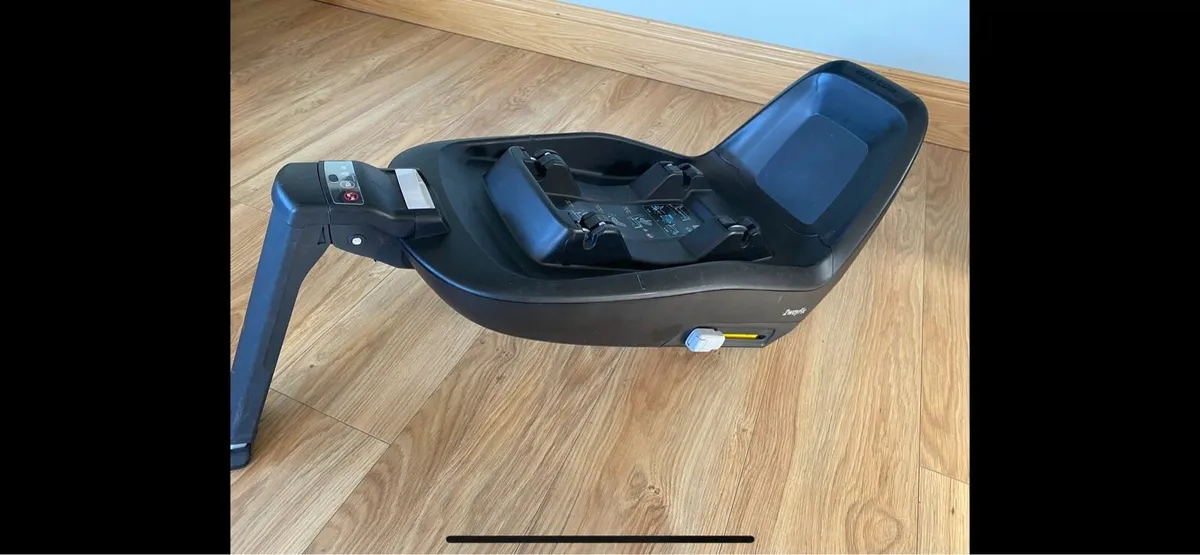 Maxi Cosi Pebble Plus Car Seat & ISO Fix Base - Image 2