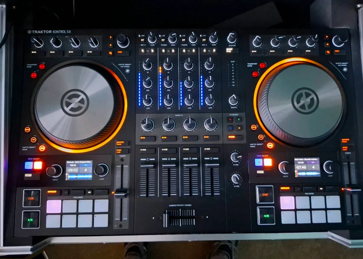 Traktor s4 mk3 + flight case + Traktor 4 license - Image 1