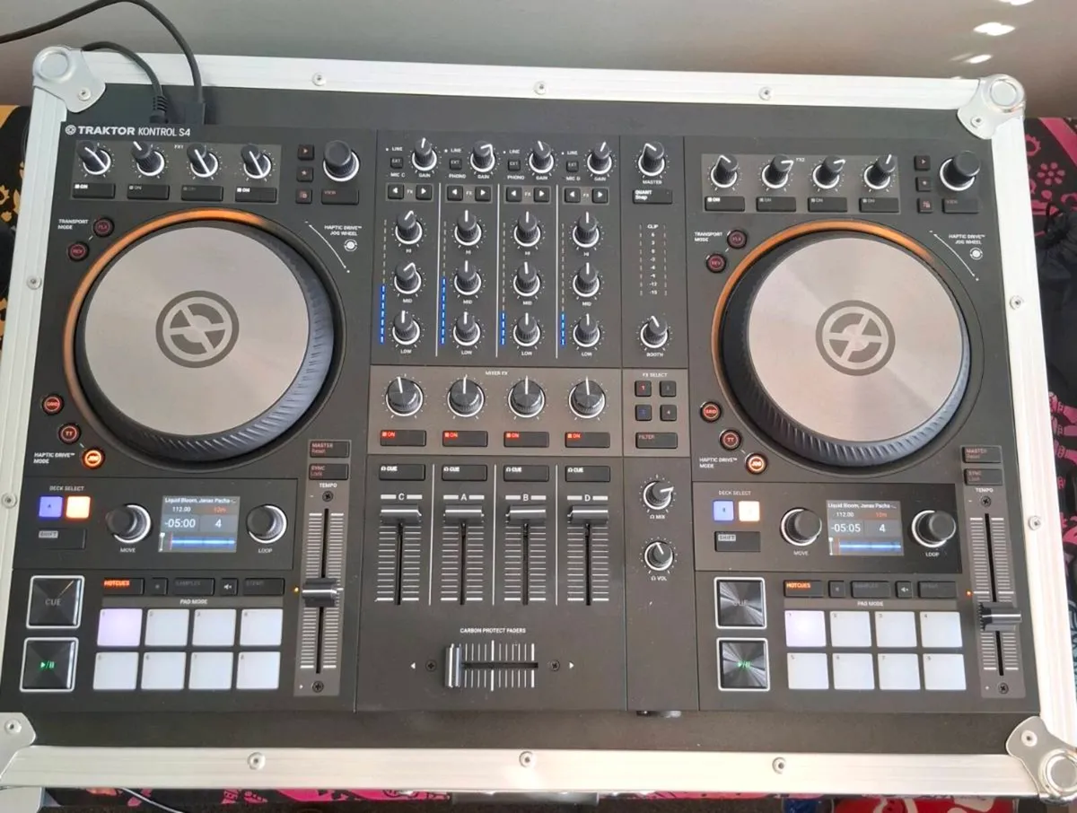 Traktor s4 mk3 + flight case + Traktor 4 license - Image 2