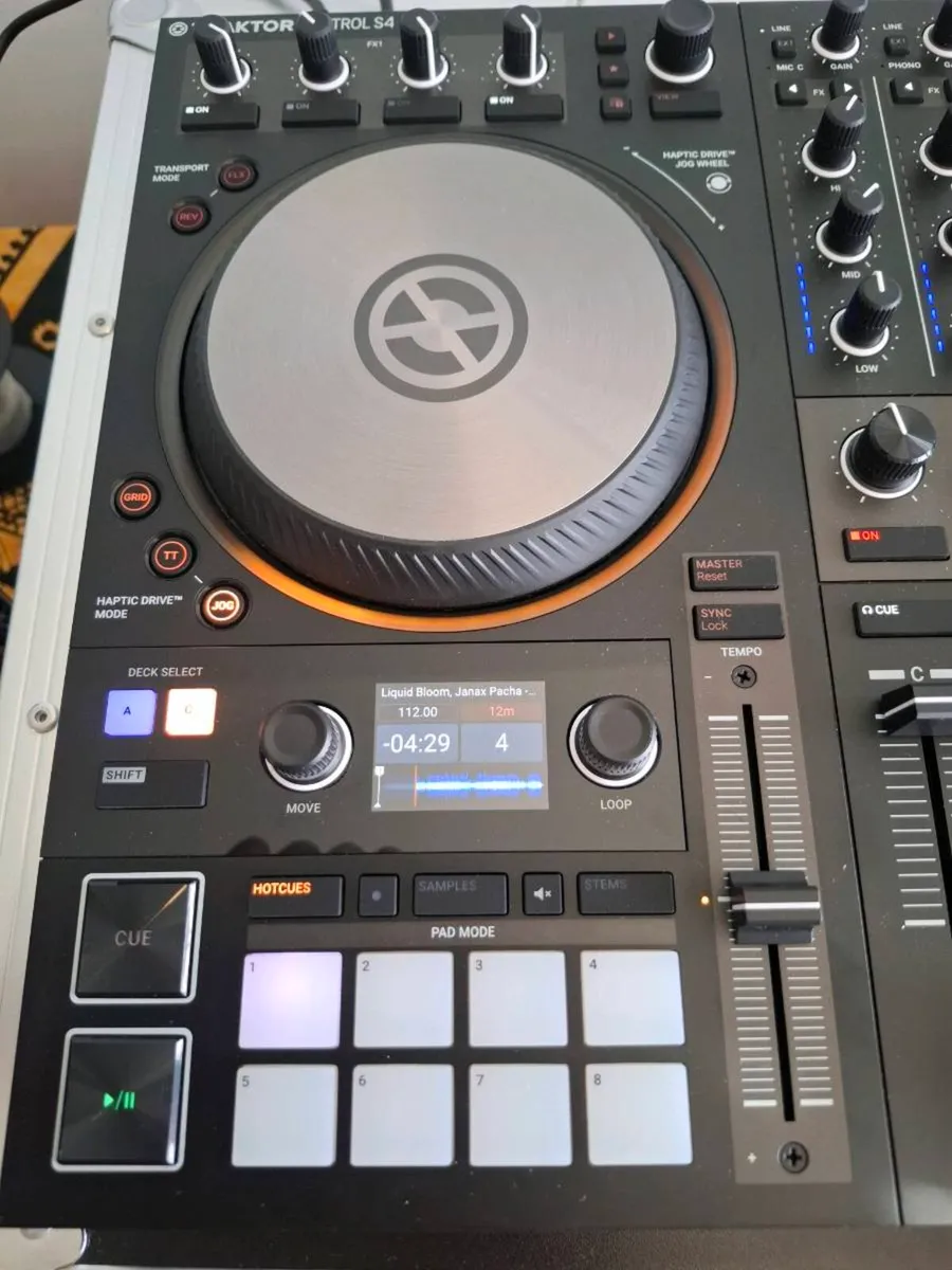 Traktor s4 mk3 + flight case + Traktor 4 license - Image 3