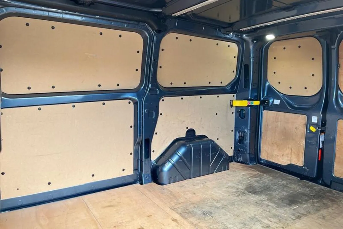 Ford Transit Custom LIMITED - Image 4