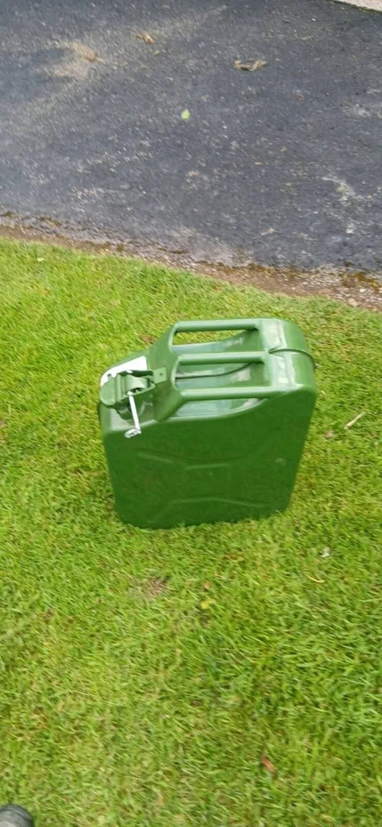 New jerry can with nozzle - Image 1