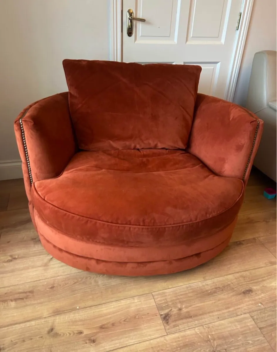 Swivel Chair and footrest - Image 2