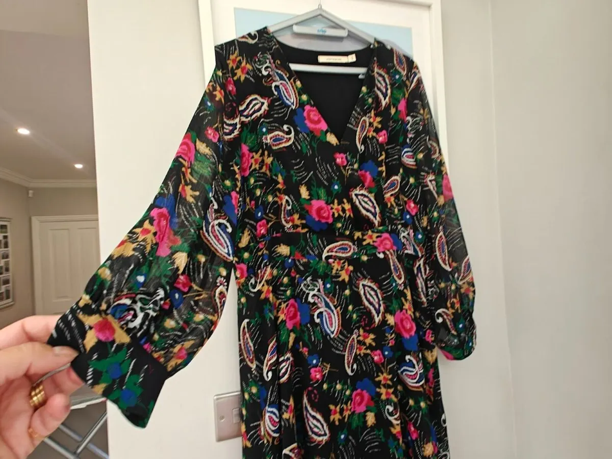 Beautiful flowery flowing dress - Image 1