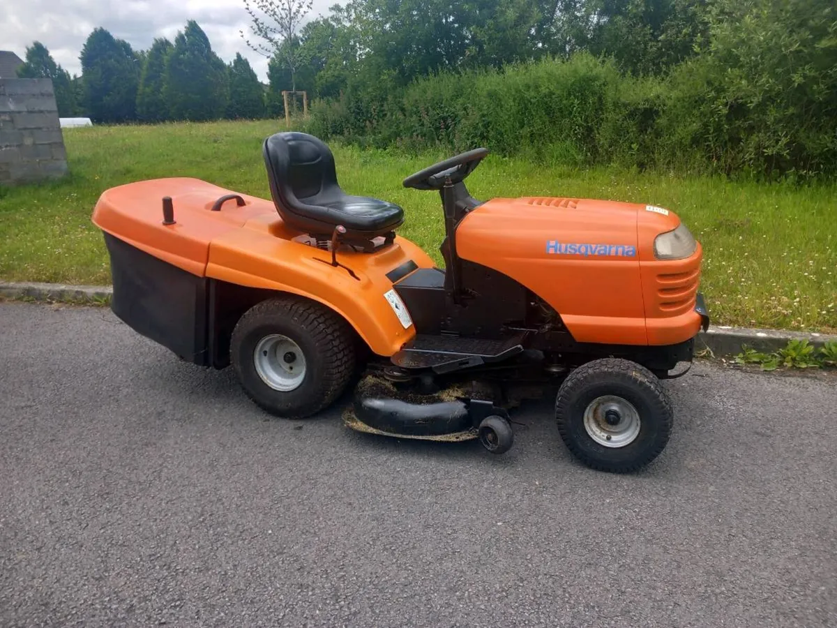 Ride on lawnmower - Image 1