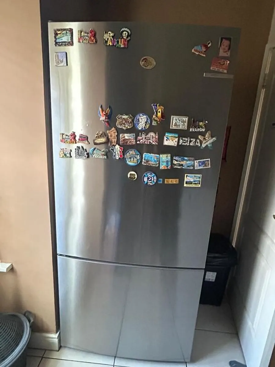 Frigde with freezer - Image 1