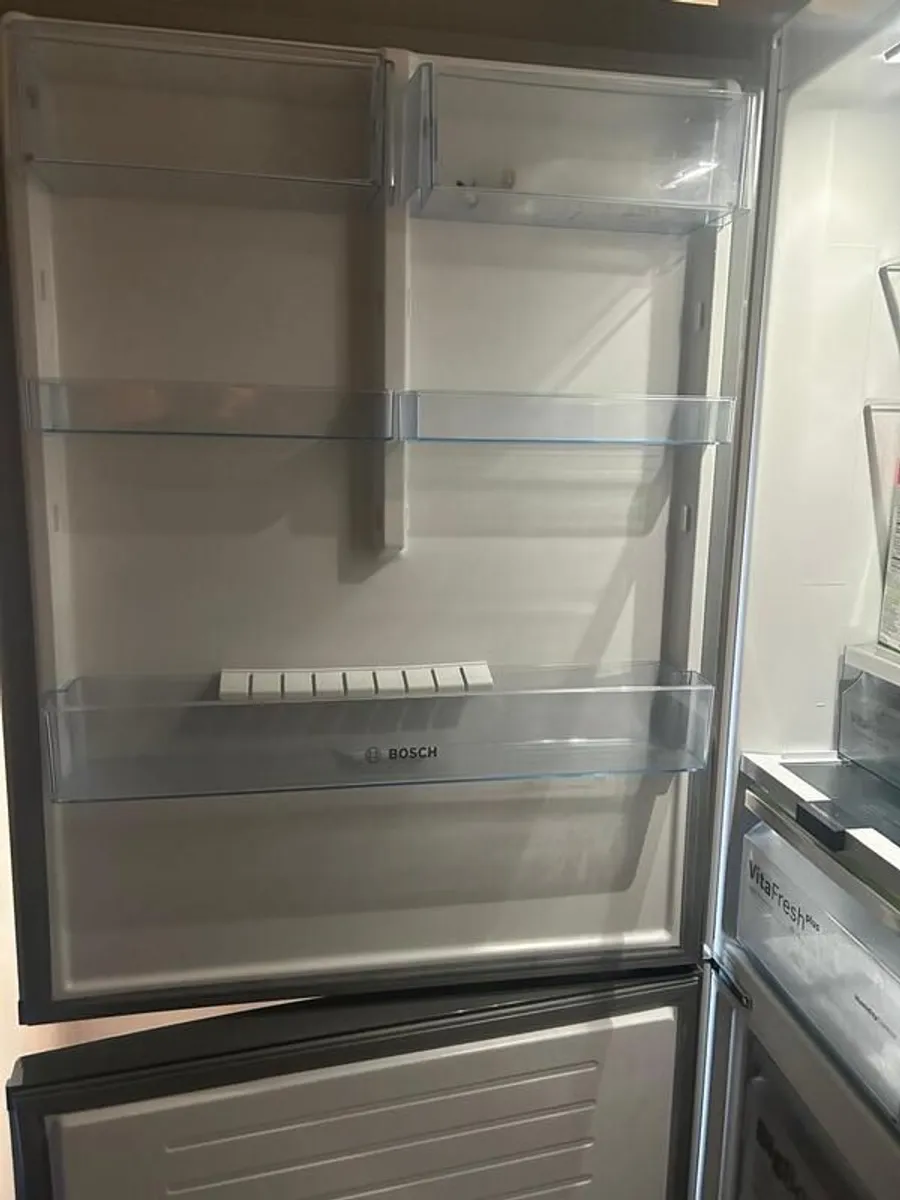 Frigde with freezer - Image 3