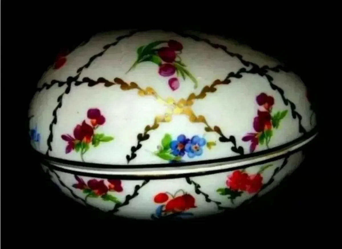 Vintage Porcelain Trinket Box - Image 1