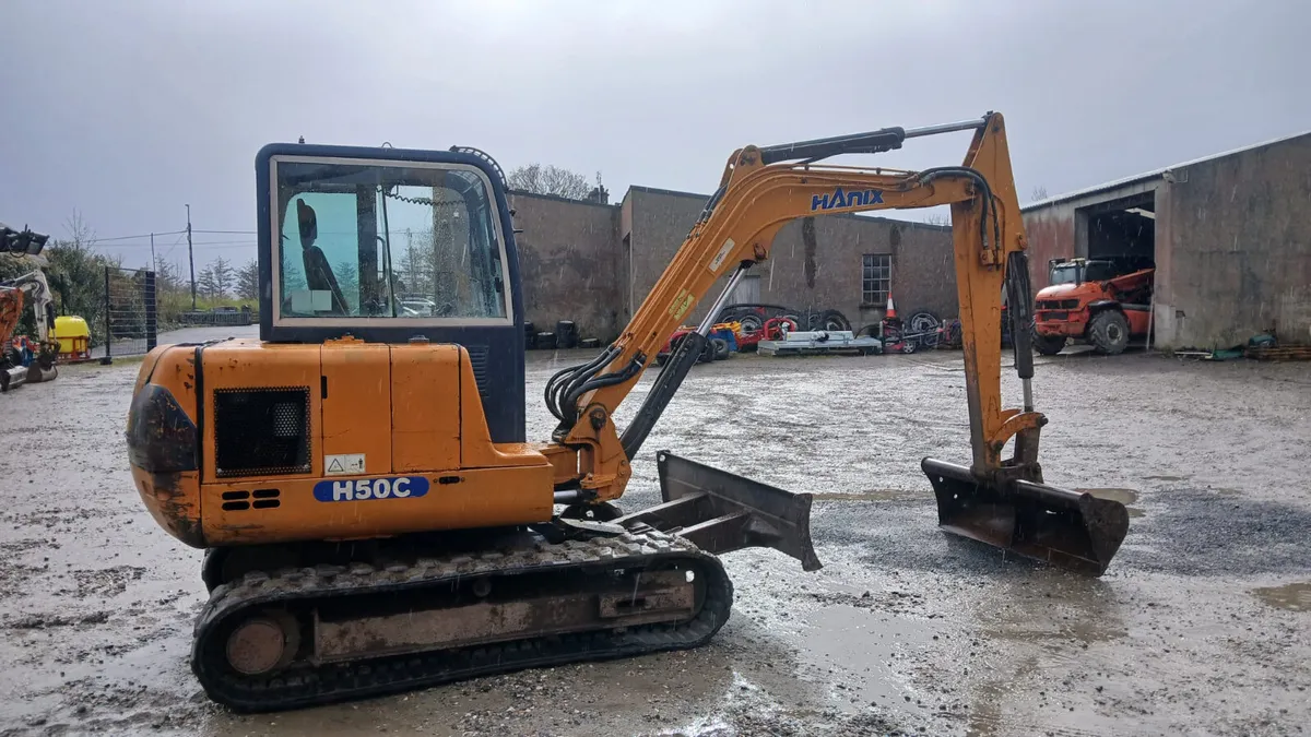 2004 Hanix 5 Tonne Digger - Image 2
