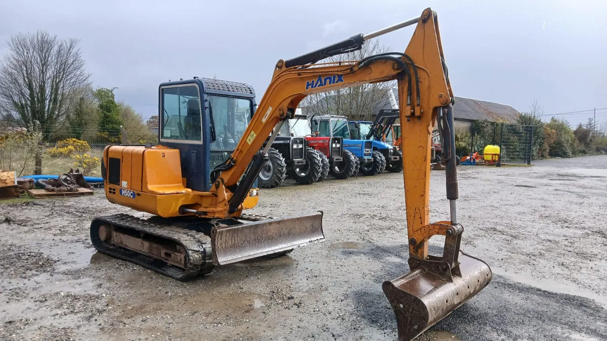2004 Hanix 5 Tonne Digger - Image 1