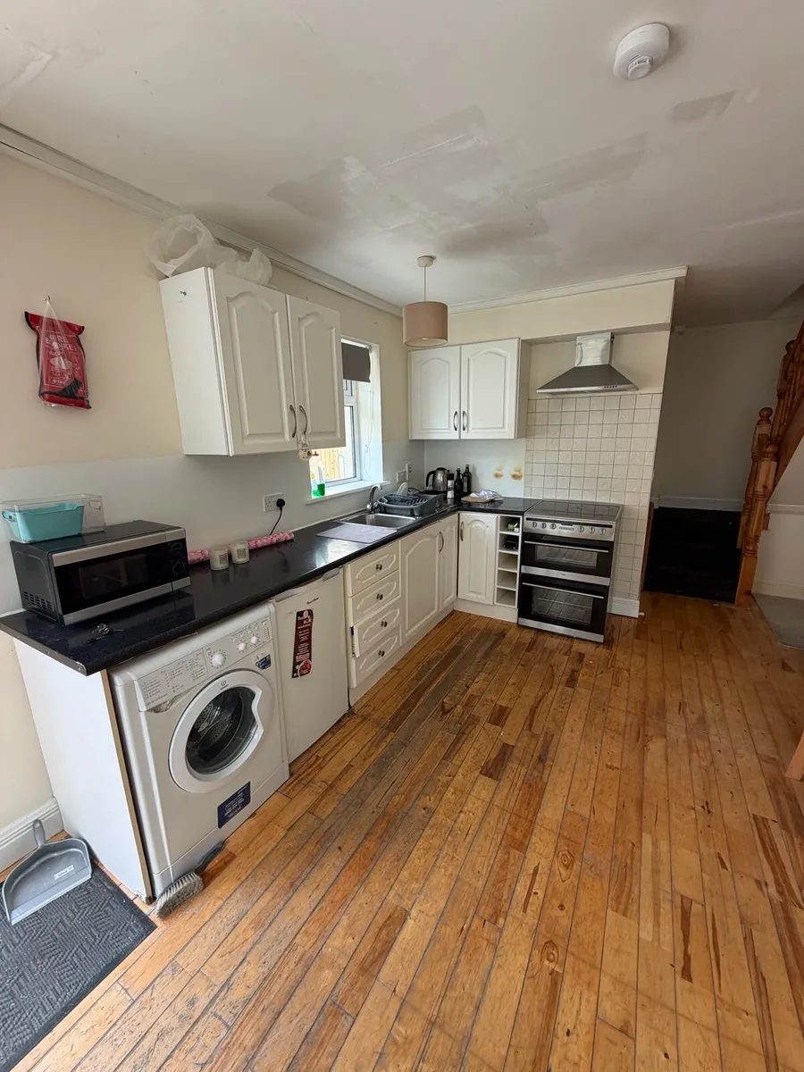 Full kitchen with sink & appliances - Image 1