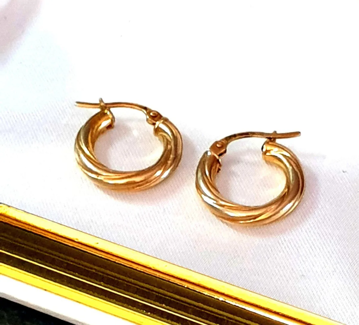 Vintage 9ct Gold Twist Earrings - Image 4