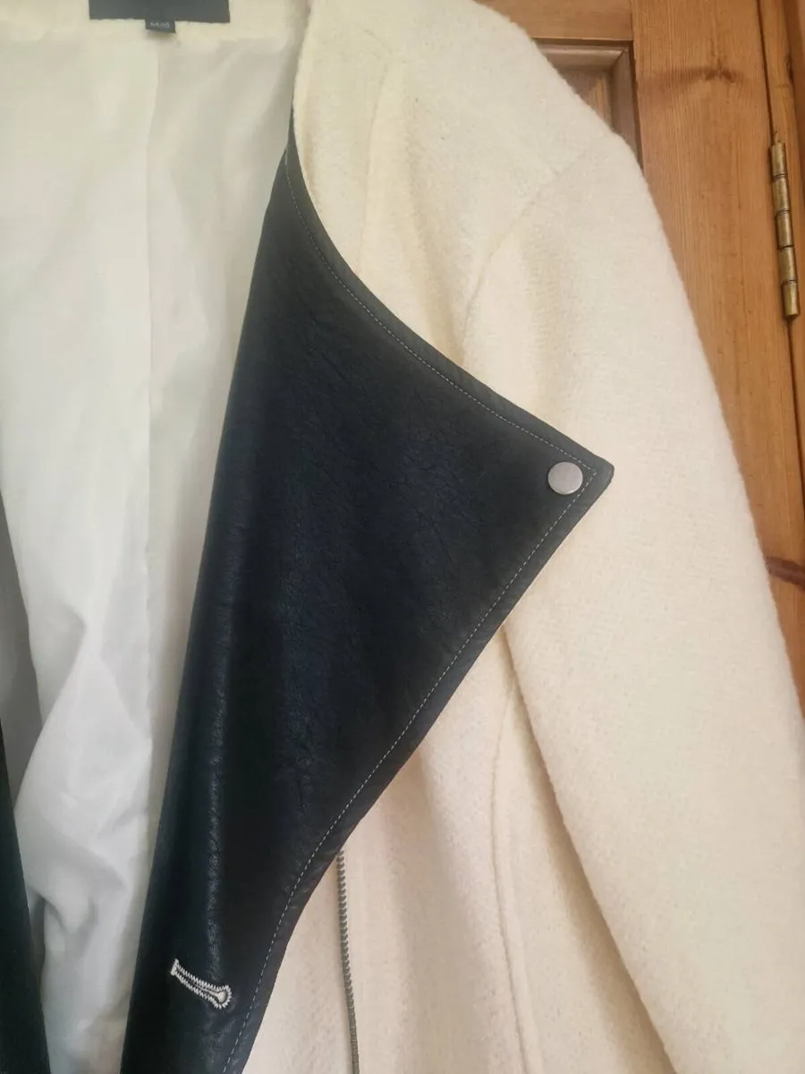 Ladies winter coat with pleather detail sz 28/30 - Image 3