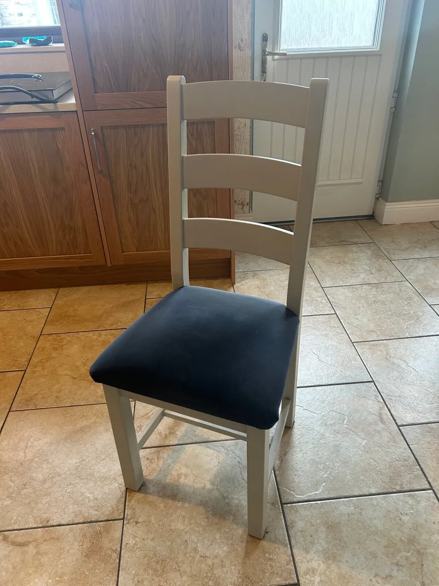 Table and Chairs - Image 3