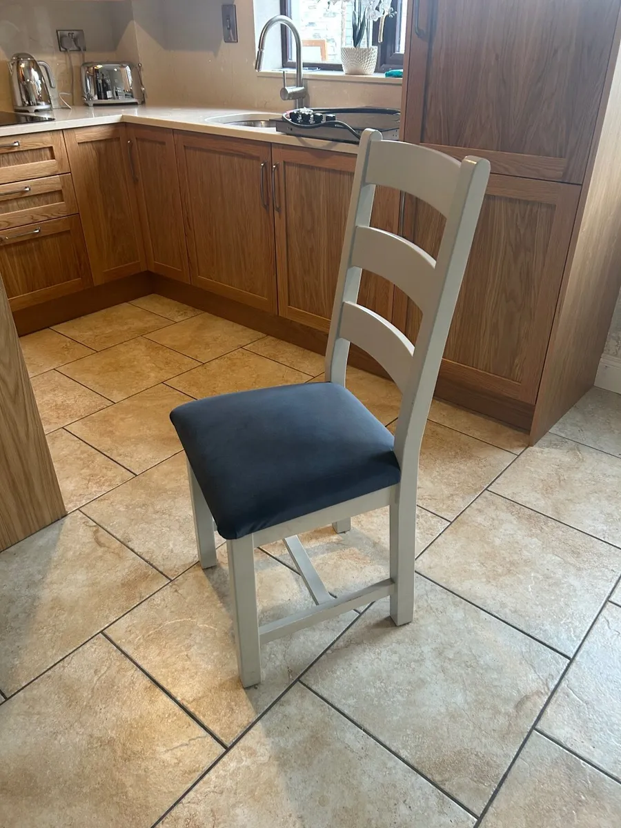 Table and Chairs - Image 4