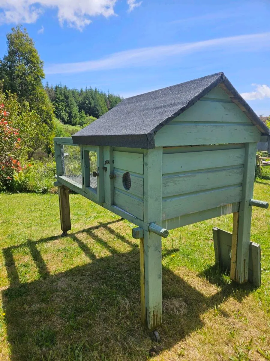 Rabbit hutch FREE TO TAKE AWAY - Image 1