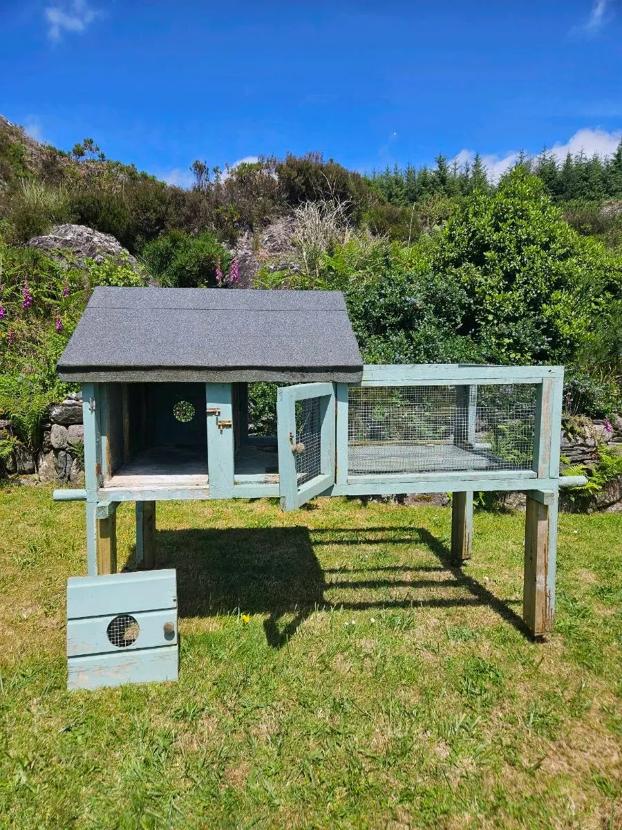 Rabbit hutch FREE TO TAKE AWAY - Image 2