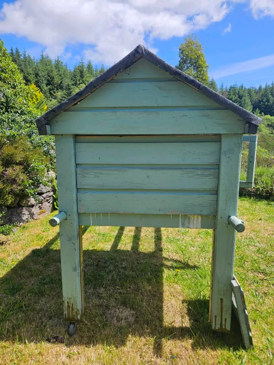 Rabbit hutch FREE TO TAKE AWAY - Image 3