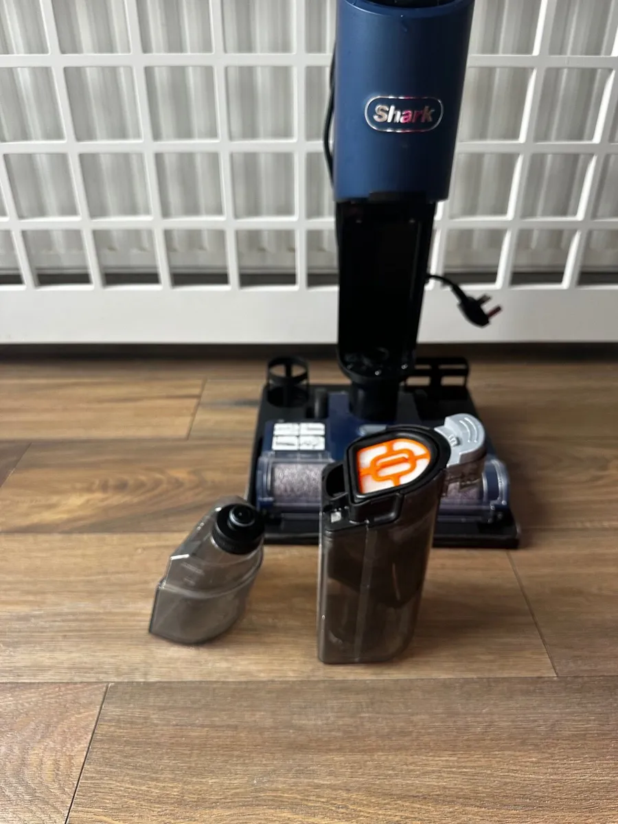 Shark hydrovac - Image 2